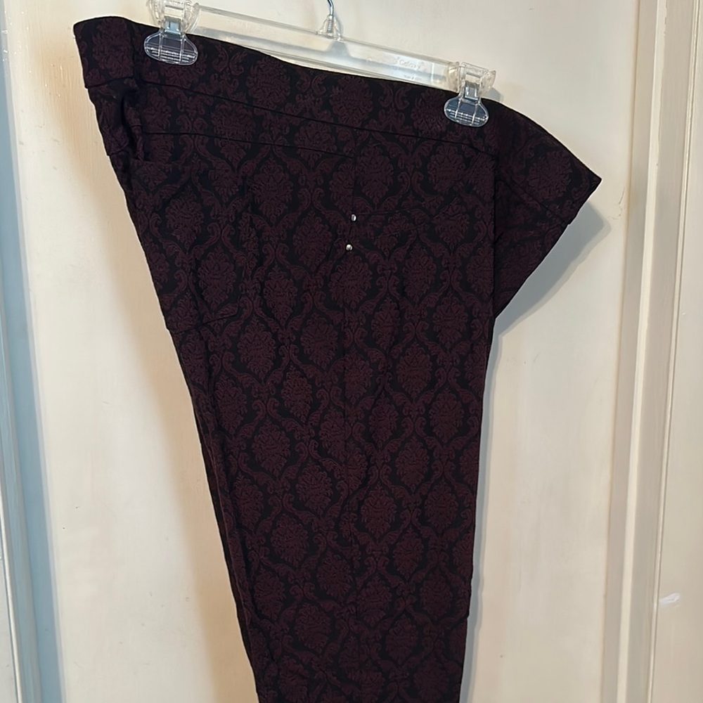 Dressbarn Black and Red Patterned Leggings Size 16 NWOT